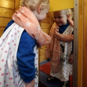 Wenn Babys sich im Spiegel selbst erkennen (Foto)