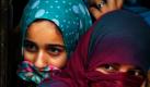 Frauen aus der Kaschmir-Region in Indien schauen aus sicherer Entfernung Protestlern auf der Straße zu. Das von Indien verwaltete Kaschmir wurde von fast täglichen Demonstrationen und Zusammenstößen mit Sicherheitskräften erschüttert. Die Aufstände brachten dutzenden von Menschen über die letzten zwei Monate den Tod.  Foto: ap
