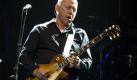 Der britische Musiker Mark Knopfler spielt bei einem Konzert in der o2 World in Berlin Gitarre. Knopfler ist zusammen mit dem US-amerikanischen Musiker Bob Dylan auf Tour. Foto: dapd
