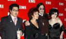 Die Osbournes sind die verrückteste TV-Familie. Ihre Reality-Show The Osbournes gewährte Einblicke in den irren Alltag von Ozzy, Sharon, Jack und Kelly. Den beiden Kindern Jack und Kelly stieg der dadurch entstandene Ruhm schnell zu Kopf. Beide mussten wegen diverser Drogen- und Alkoholprobleme in Entzugskliniken behandelt werden. Ganz wie der Vater, der selbst von sich sagt: Bei dem, was ich früher an Drogen genommen habe, ist es ein Wunder, dass ich noch lebe. Heute sind Jack und Kelly clean. Foto: dpa