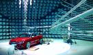 Audi besitzt seit den 1990er Jahren ein eigenes EMV-Prüfzentrum, wo die verschiedenen elektronischen Bauteile des Fahrzeugs im Gesamtzusammenhang getestet werden können. Im Prüflabor können reale Fahrzustände simuliert werden. Foto: pi