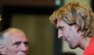 Mentor Holger Geschwindner schützt seinen Superstar Dirk Nowitzki (r). Foto: dpa