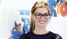 Oscar-Moderatorin Anne Hathaway lag bei der Premiere des Animationsfilms Rio in Los Angeles mit der Wahl ihres Brillengestells voll im Trend. Die übergroße Nerd-Brille kombinierte die 28-jährige Schauspielerin mit einem Kleid und Schuhen der edlen Designer-Marke Gucci. In dem Film Rio hat Anne Hathaway dem weiblichen Papageien Jewel ihre Stimme geliehen. Foto: dpa