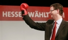 Der Spitzenkandidat der hessischen SPD Thorsten Schaefer-Guembel jubelt am Samstag, 13. Dez. 2008, in Alsfeld nach seiner Wahl beim Sonderparteitag seiner Partei mit einem roten Boxhandschuh. Am 18. Januar 2009 finden in Hessen Neuwahlen statt. (AP Photo/Jens Meyer) --- Top candidate of Hesse Social Democrats Thorsten Schaefer-Guembel raises his hand in a red boxing glove as he celebrates after his election during an extraordinary party convention of the Hesse SPD in preparation of the upcoming Hesse federal state elections in Alsfeld, Germany, Saturday, Dec. 13, 2008. The words read: 'Hesse vote'.(AP Photo/Jens Meyer) Foto: ap