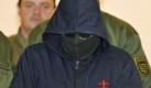 Justizbeamte führen am Mittwoch (04.11.2009) den vermummten Angeklagten Alex W. am siebenten Tag des Prozesses um den gewaltsamen Tod der Ägypterin Marwa El-Sherbini in einen Verhandlungssaal des Dresdner Landgerichtes. Der Angeklagte muss sich wegen Mordes, versuchten Mordes und gefährlicher Körperverletzung vor dem Schwurgericht verantworten. Der Angeklagte hatte Marwa El-Sherbini während eines anderen Prozesses im Sommer angegriffen und mit einem Messer auf sie eingestochen. Die junge Frau starb. Das Urteil soll Mittwoch (11.11.2009) nächster Woche fallen. Foto: Matthias Rietschel dpa/lsn +++(c) dpa - Bildfunk+++ Foto: dpa