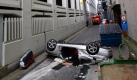 Das Wrack eines BMW liegt in Hamburg auf einer Straße auf dem Dach. Die Fahrerin des 3er BMW hatte die Mauer eines Parkhauses im dritten Stock des Einkaufszentrums Hamburger Meile in Barmbek durchbrochen und war in die Gasse gestürzt.  Foto: dapd