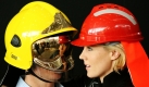 Die Models Marianne (rechts) und Jörn zeigen einen gelben Feuerwehrhelm und einen roten Arbeitsschutzhelm in Düsseldorf beim Presserundgang zurA+A, der Fachmesse für persönlichen Schutz, betriebliche Sicherheit und Gesundheit bei der Arbeit. Rund 1500 Aussteller aus über 60 Nationen präsentieren von Dienstag bis Freitag ihre neuesten Produkte, Systeme und Dienstleistungen.
 Foto: dpa