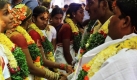 Indische Paare bei einem Hochzeitsritual in Hyderabad. Bei dieser Zeremonie wurden 7000 Paare getraut. Foto: ap
