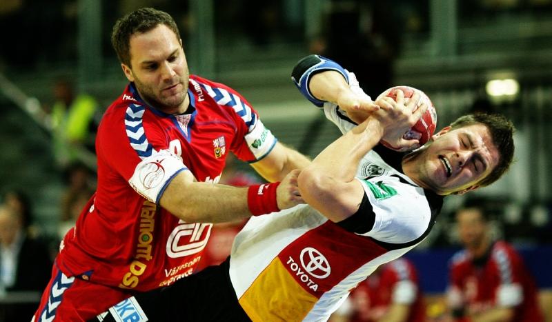 Der Deutsche Christoph Theuerkauf setzt sich gegen Kamil Piskac aus Tschechien bei der Handball-Europameisterschaft in Österreich durch. Das Spiel endete 26:26. Foto: dpa