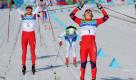 Der Moment der Erlösung: Die Norwegerin Marit Björgen (rechts) läuft jubelnd als Erste über den Zielstrich und holt Gold im Langlauf-Sprint. Foto: dpa