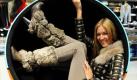 Model Carina präsentiert die Stiefel bei der Vorstellung der Schuhmode für die kommende Herbst- und Wintersaison in Frankfurt am Main. Neuester Trend ist ein Mix aus eleganten Abendschuhen und robusten Modellen, die vielfach mit Kunstpelz optisch aufgewertet werden. Foto: dpa