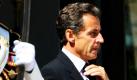 Der französische Präsident Nicolas Sarkozy wartet am Elysee-Palast in Paris auf den kolumbianischen Präsidenten Juan Manuel Santol. Dem höchsten Mann des Landes könnte es bald an den Kragen gehen: Französische Anwälte haben wegen Anschuldigungen, die reichste Frau des Landes hätte heimlich Präsident Sarkozys Wahlkampagne finanziert, eine Vorabuntersuchung eingeleitet. Sarkozy streitet ab, dass er im Jahre 2007 Gelder in Höhe von etwa 145.000 Euro von der 87-jährigen L'Oreal-Alleinerbin Liliane Bettencourt erhalten hätte und nennt die Vorwürfe einen Versuch, ihm zu schaden. Foto: ap