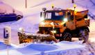 Ein Räumfahrzeug ist an einem öffentlichen Parkplatz in Ilmenau, in der Nähe von Erfurt, im Wintereinsatz. Über Nacht gab es erneut ergiebige Schneefälle. 
 Foto: dpa