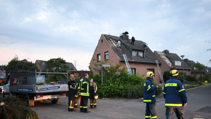 Einsatzkräfte der Feuerwehr und des THW: Wirbelsturm beschädigt Wohnhäuser in NRW.