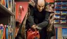 Gargamel hat nur ein Ziel: Schlumpfhausen finden, den Bewohnern ihren blauen Lebenssaft rauben und damit seine Zauberkräfte mehren. Das war schon in der bekannten Zeichentrickserie so und setzt sich im 3D-Kinofilm Die Schlümpfe fort. Dumm nur, dass Gargamel zu einfältig und tollpatschig ist, um die schlauen Winzlinge zu bezwingen. Selbst sein Kater Azrael ist schlauer. Foto: ddp images