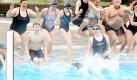 ... wie Ins Freibad gehen: Andere Länder haben kaum Freibäder. Leider sparen viele klamme Kommunen diese einstige deutsche Besonderheit und Kulturleistung (Sonne, Chlorgeruch, Eiscreme, Pommes, pieksendes Gras und Arschbombe ins Becken) kaputt. Foto: dpa (Montage)