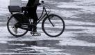 Schon am Mittwoch schob diese Radfahrerin mit Schlittschuhen ihr Fahrrad über die Außenalster. Foto: dapd