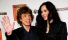 Die Supergroup der Supergroup: Rolling Stones Frontmann Mick Jagger, hier mit Freundin L'Wren Scott, will's noch mal wissen. Mit David Stewart (Eurythmics), Joss Stone, A. R. Rahman (Slumdog Millionaire) und Damian Marley (Sohn von Bob Marley) wagt er den großen Weltmusik-trifft-Rock Rundumschlag. Das Produkt der ungewöhnlichen Zusammenarbeit ist das gleichnamige Album SuperHeavy, bestehend aus 22 Songs, die in nur 6 Tagen aufgenommen wurden. Foto: dapd