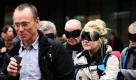 Axel Rudolph führt Teilnehmer des Blindwalks durch die Kölner Innenstadt. Der Erfinder des Blindwalk bietet in Köln Stadtführungen mit verbundenen Augen für Gruppen bis zu sechs Personen an. Foto: dpa