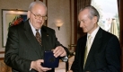 Auch die Politik wusste seine Leistungen zu würdigen: 1998 erhält er von Bundespräsident Roman Herzog das große Bundesverdienstkreuz mit Stern. Foto: dpa