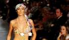 Ein Model führt eine Bademodenkreation des Labels Agua Bendita während einer Charity Fashion Show in Medellin, Kolumbien, vor. Foto: dpa