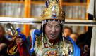 Sering Chenga, ein tibetanisches Orakel, begibt sich in einen Trancezustand. Das Medium spricht Gebet, die den Dalai Lama ein langes Leben schenken sollen. Foto: ap