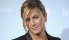 Jennifer Aniston wehrt sich gegen aufdringlichen Fan
Vorspann: 	
Text: 	

Santa Monica/USA (apn) US-Schauspielerin Jennifer Aniston hat am Dienstag vor Gericht eine einstweilige Verfügung gegen einen aufdringlichen Verehrer erwirkt. Der Mann war durch die USA gereist in der Illusion, den «Friends»-Star zu heiraten, wie die Polizei mitteilte. Der 24-Jährige war den Angaben zufolge in der vergangenen Woche mit einem scharfen Objekt, einem Isolierband und Liebesbotschaften an Aniston aufgegriffen worden. Zuvor hatte er tagelang versucht, die blonde Schauspielerin, die früher mit Brad Pitt liiert war, auf dem Sunset Boulevard in Los Angeles zu finden. Die Behörden wiesen den Mann in eine psychiatrische Klinik ein. Am 9. August soll das weitere Vorgehen in einem Gerichtsverfahren erörtert werden. Foto: dpa