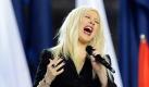 Green Bay Packers gewinnen Super Bowl Christina Aguilera patzt bei der Nationalhymne (neu: Stellungnahme von Aguilera, weitere Details zu Stars) --
Vorspann: 	
Text: 	

Arlington/Texas (dapd). Die Green Bay Packers haben am Sonntag ihren vierten Super Bowl gewonnen. Bei dem Endspiel der National Football League (NFL) schlugen sie die Pittsburgh Steelers mit 31 zu 25. Herausragender Spieler bei dem wichtigsten US-Sportereignis des Jahres war Quarterback Aaron Rodgers. Er warf drei Touchdown-Pässe. Nicht glänzen konnte hingegen Christina Aguilera: Sie verpatzte die Nationalhymne vor dem Spiel: Die Pop-Sängerin ließ eine Strophe komplett aus und wiederholte dafür eine andere, die sie aber auch nicht richtig wiederzugeben wusste. Auf dem Feld machten es die Steelers aber auch nicht besser: Sie lagen vor der Halbzeitpause 21 zu 3 zurück - und das, obwohl sie die Erfahrung und die Zuschauer hinter sich hatten. Es war erst das zweite Mal, dass die Steelers einen Super Bowl verloren haben.

Viele Hollywood-Schauspieler wohnten dem verdienten Sieg der Packers bei und kamen in das Cowboys-Stadium in Arlington: Hugh Jackman, John Travolta, Catherine Zeta-Jones und Michael Douglas wollten sich das Spektakel ebenso wenig entgehen lassen wie Adam Sandler, Jennifer Aniston und Owen Wilson. Auch der ehemalige US-Präsident George W. Bush und seine Frau Laura fanden sich auf der Tribüne ein. Zum Auftakt des Spiels erfassten die Kameras auch Cameron Diaz und Baseball-Star Alex Rodriguez. Musikalische Einstimmung auf das Ereignis gab es von Keith Urban und Maroon 5, in der Halbzeit spielten die Black Eyed Peas. Die Hauptgruppe wurde allerdings von dem Kurzauftritt von Usher in den Schatten gestellt: Während der Sänger das Publikum mit seinen Tanzeinlagen zu überzeugen wusste, erschienen die Black Eyed Peas eher steif und angespannt. Foto: dpa