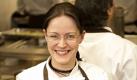 Anne (27) kommt aus einer Gastronomiefamilie und bekocht auch leidenschaftlich ihren Freund Mike. Direkt nach der Schule arbeitete sie in verschiedenen Jobs in der Gastronomie und führte auch ihr eigenes Nostalgie-Café, bis ihr dortiger Koch sie bedrohte und beklaute. Nach einem Zusammenbruch mitten im Prüfungsstress ihrer anschließenden Ausbildung als Köchin stellten die Ärzte fest, dass sie nierenkrank ist. Trotz vollständiger Genesung konnte sie bis heute die Prüfung nicht nachholen. Foto: RTL / Thomas Pritschet