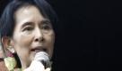 Myanmar pro-democracy leader Aung San Suu Kyi delivers a speech to supporters at the headquarters of her National League for Democracy Party on Sunday, Nov. 14, 2010, in Yangon, Myanmar. Myanmar's democracy icon, freed from seven years of house arrest, told thousands of wildly cheering supporters Sunday that she would continue to fight for human rights and the rule of law in the military-ruled nation. (AP Photo/Khin Maung Win) Foto: ap