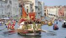 Die Dogen-Barke, genannt Bucintoro, führt die Parade der historischen venezianischen Boote an. Die traditionelle Regatta zog tausende Schaulustige an den berühmten Canal Grande. Foto: ap
