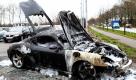 Ein ausgebrannter Porsche steht auf dem Parkplatz eines Autohauses in Flensburg. Die Brandursache ist noch unbekannt. Foto: dpa