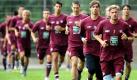 Die Mannschaft des 1. FC Kaiserslautern läuft mit Torwart Kevin Trapp (2. von rechts) zum Trainingsauftakt des Fußballbundesligisten auf einem Trainigsplatz vor dem Fritz-Walter-Stadion in Kaiserslautern.  Foto: dpa