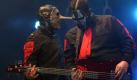 Ursache des Todes von Slipknot-Bassist war laut Autopsie Überdosis
Vorspann: 	
Text: 	

Des Moines/USA (apn) Der Ende Mai verstorbene Bassist der Metal-Band Slipnot, Paul Gray, ist laut Polizei an einer Überdosis Morphium und Fentanyl zu Tode gekommen. Dies habe die Autopsie ergeben. Außerdem seien Zeichen einer Herzerkrankung festgestellt worden. Es seien keine Hinweise darauf gefunden worden, dass der 38-Jährige die Mittel von einem Arzt verschrieben bekommen habe, sagte ein Polizeisprecher in Des Moines.

Slipknot sind für die grotesken Masken bekannt, die die Mitglieder bei Auftritten tragen. Im Jahr 2006 gewannen die Metal-Musiker einen Grammy für ihren Erfolgssong «Before I Forget». Slipknot verkauften ihr gleichnamiges Debütalbum 1999 mehr als eine Million Mal. Die meisten Mitglieder stammen aus Des Moines.

© 2010 The Associated Press. Alle Rechte Vorbehalten - All Rights Reserved Foto: apn