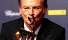 Frank Plasberg posiert am Donnerstag (27.11.2008) in Offenburg (Ortenaukreis) bei der Bambiverleihung mit dem Preis in der Kategorie 'Moderation'. Seit 60 Jahren wird der Medienpreis Bambi verliehen. Die Jubiläumsveranstaltung findet in der Oberrheinhalle in Offenburg statt. Foto: Uli Deck dpa/lsw +++(c) dpa - Bildfunk+++  Foto: dpa
