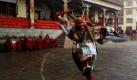 Ein buddhistischer Mönch führt einen Maskentanz in der nepalesischen Hauptstadt Katmandu auf. Der Tanz findet im Rahmen des Mahakala Pujas, eines wichtigen buddhistischen Rituals, statt. Foto: ap