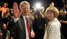 Joachim Gauck, Kandidat von SPD und Grünen für das Amt des Bundespräsidenten, und seine Lebensgefährtin Daniela Schadt werden am Freitag (25.06.2010) in Berlin bei einem Unterstützerfest für seine Person empfangen. Prominente Unterstützer aus Kunst, Kultur und Gesellschaft haben zu einem Abend mit künstlerischem Programm und anschließendem Sommerfest geladen.Über Köhlers Nachfolger sollen am 30. Juni in der Bundesversammlung 1244 Wahlmänner und Wahlfrauen entscheiden. Foto: Rainer Jensen dpa/lbn +++(c) dpa - Bildfunk+++
pixel Foto: dpa