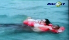 Diese Aufnahme aus dem indonesischen Fernsehen zeigt zwei Überlebende des Fährunglücks vor der Insel Sumatra treiben im Meer. Foto: dpa