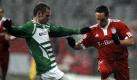 Fussball, DFB-Pokal, Viertelfinale, FC Bayern Muenchen - SpVgg Greuther Fuerth, Mittwoch (10.02.10), Allianz-Arena, Muenchen: Bayerns Frank Ribery (Frankreich, r.) im Zweikampf mit Fuerths Bernd Nehring. Foto: Timm Schamberger/ddp  Achtung Bildredaktionen: Die Verwendung der Bilder fuer die gedruckten Ausgaben der Zeitungen und andere Print-Medien ist ohne Einschraenkungen moeglich. Der DFB erlaubt ausserdem die Publikation und Weiterverwertung von maximal sechs Bildern pro Spiel im Internet. Eine Weiterverwertung im IPTV, Mobilfunk und durch sonstige neue Technologien ist erst nach Spielende erlaubt !!! Foto: ddp