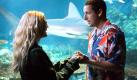 Der Tierarzt Henry Roth (Adam Sandler) hält im neuen Kinofilm '50 erste Dates' in einem Aquarium die Hände der attraktiven Lucy Whitmore (Drew Barrymore, undatiertes Foto). Im Urlaubsparadies Hawaii arbeitet Henry als Meeresbiologe und Verterinär im dortigen Sea Life Park. Eines Tages lernt er Lucy kennen. Doch unglücklicherweise leidet die junge Frau seit einem Unfall an einer Störung des Kurzzeitgedächtnisses - und weiß daher an einem neuen Tag nicht mehr, zuvor schon mit Henry gesprochen zu haben. Der Film kommt am 22.4.2004 in die Kinos. Foto: Columbia (zu dpa Kinostarts vom 18.04.2004)  Foto: dpa