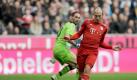 Arjen Robben (v) lässt Hoffenheims Keeper Tom Starke stehen und schiebt zum 4:0 für Bayern ein. Foto: Tobias Hase Foto: dpa