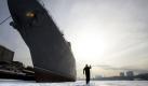 Ein Mann läuft auf dem Khimki-Reservoir in Moskau neben einem stillgelegten Marineschiff Ski. Für die Moskauer ist der Januar der kälteste Monat seit 60 Jahren.  Foto: ap