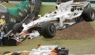 Das Auto von David Coulthard wird nach einem Unfall geborgen. Foto: dpa