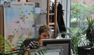 Wo welcher Spitzenkandidat der Grünen gerade Wahlkampf betreibt, ist auf der großen Deutschlandkarte festgesteckt, die mitten im Büro steht. Zu nah dürfen Besucher der Karte nicht kommen, damit nicht zu früh Tour-Details bekannt werden. Foto: news.de