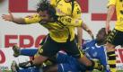 Packende Zweikämpfe sind bei einem Revierderby immer dabei: Dortmunds Patrick Owomoyela (Mitte) hat es hier mit Schalkes Hans Sarpei zu tun. Foto: dpa