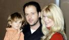 Der Mann an ihrer Seite ist der britische Filmregisseur Matthew Vaughn. Seit 2002 ist Claudia Schiffer mit ihm verheiratet. Nach zwei Jahren Ehe hatten die beiden bereits zwei Kinder: Sohn Casper (links) und Tochter Clementine (verdeckt auf dem Arm von Claudia Schiffer).  Foto: dpa