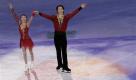 Die Chinesen Pang Qing und Tong Jian jubilieren, nachdem sie mit ihrer Kür beim olympischen Eiskunstlauf eine Silbermedaille gewonnen haben. Foto: ap