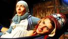 Die beiden Schauspielerinnen Bodil Strutz als Frau Taube und Wiebke Acton als Franziska spielen eine Szene aus dem Stück Frau Taube und der Drache auf dem Dachboden. Das Kindertheaterstück wurde im Güterwaggon auf dem Bahnhof in Geestenseth, Kreis Cuxhaven, aufgeführt und lockte schon Hunderte von Kindern in das Theater. Foto: dpa