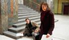 In der Münchner Universität verteilen die Geschwister Hans und Sophie Scholl Flugblätter, auf denen sie zum Widerstand gegen die Nazis aufrufen. Foto: MDR/BR/Goldkind Film/Jürgen Olzcyk