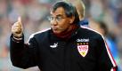 Fußball Bundesliga Spitzenspiel zwischen dem Tabellenersten SV Werder Bremen und dem VfB Stuttgart (1:3) als Verfolger am Samstag (18.10.2003) im Bremer Weser-Stadion. Nach dem 1:3-Endstand stimmt Stuttgarts Trainer Felix Magath mit eindeutiger Geste der Leistung seiner Mannschaft zu.  Foto: dpa